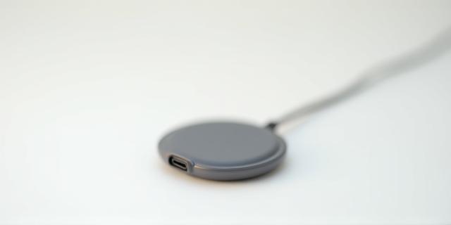 スマホケースとワイヤレス充電器のミニマル写真